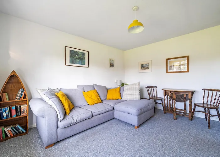 Spacious One Bed Apartment In A Quiet Leafy Close.