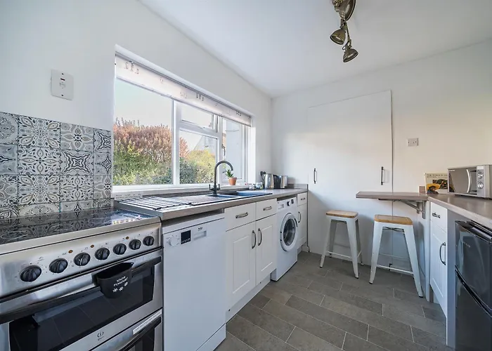 Spacious One Bed Apartment In A Quiet Leafy Close.