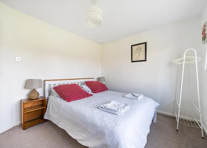 Spacious One Bed Apartment In A Quiet Leafy Close.