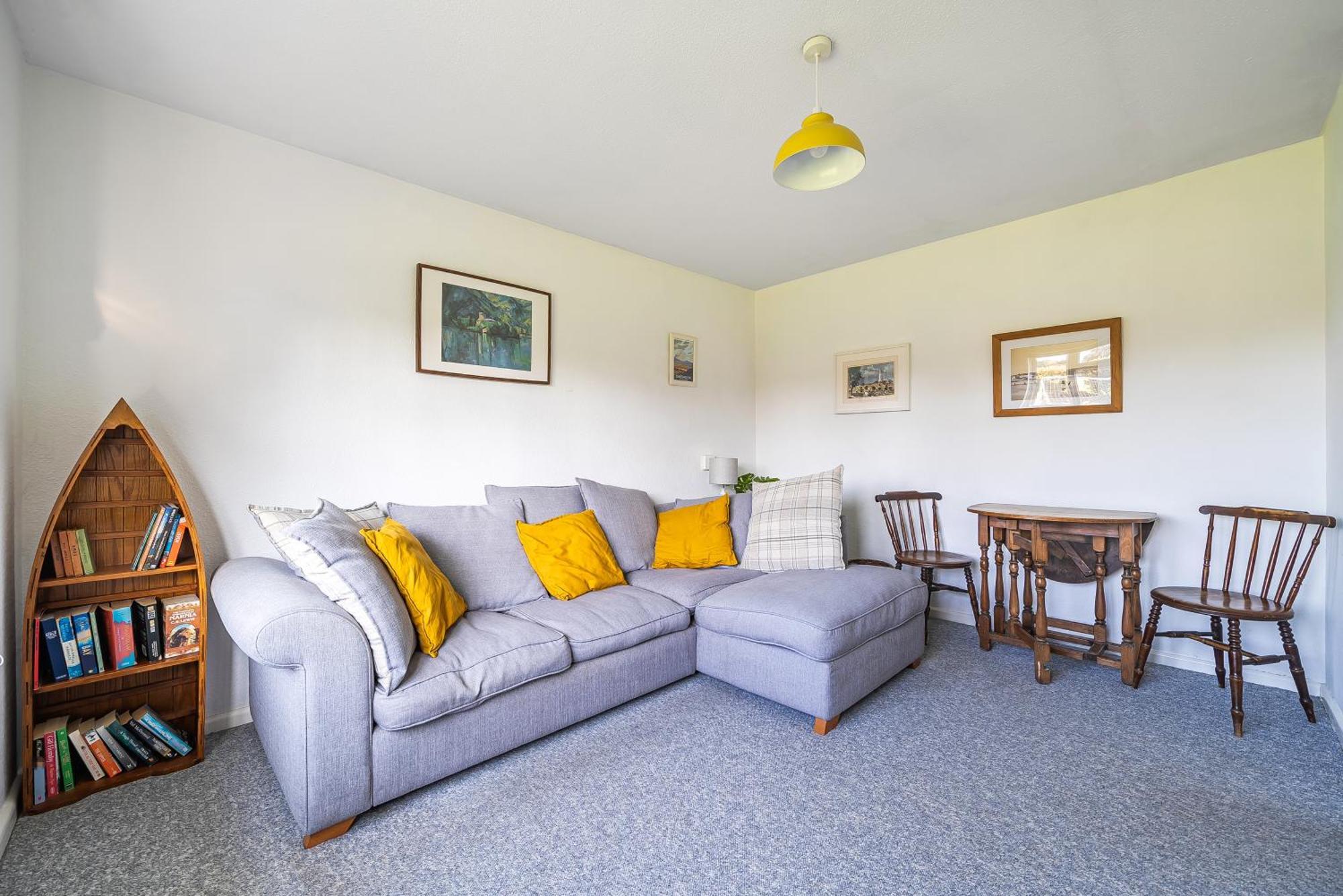 Apartment Spacious One Bed In A Quiet Leafy Close. *