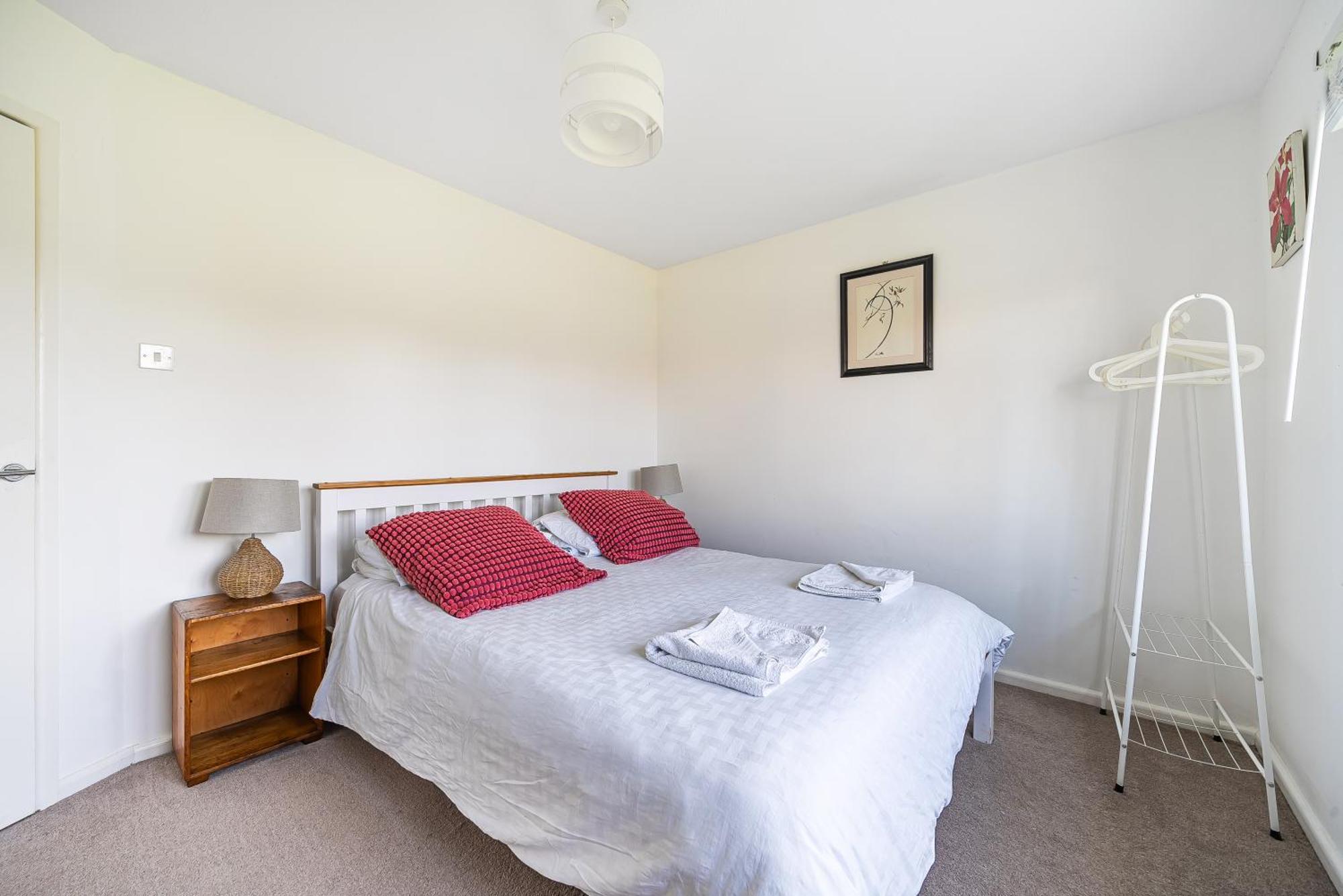 Apartment Spacious One Bed In A Quiet Leafy Close. *