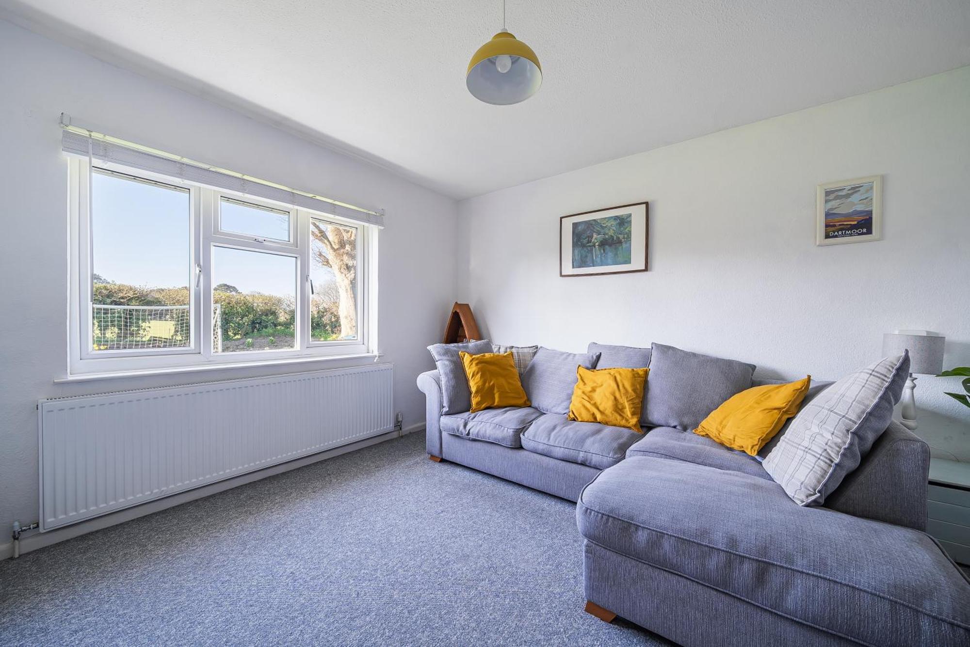 Apartment Spacious One Bed In A Quiet Leafy Close. *