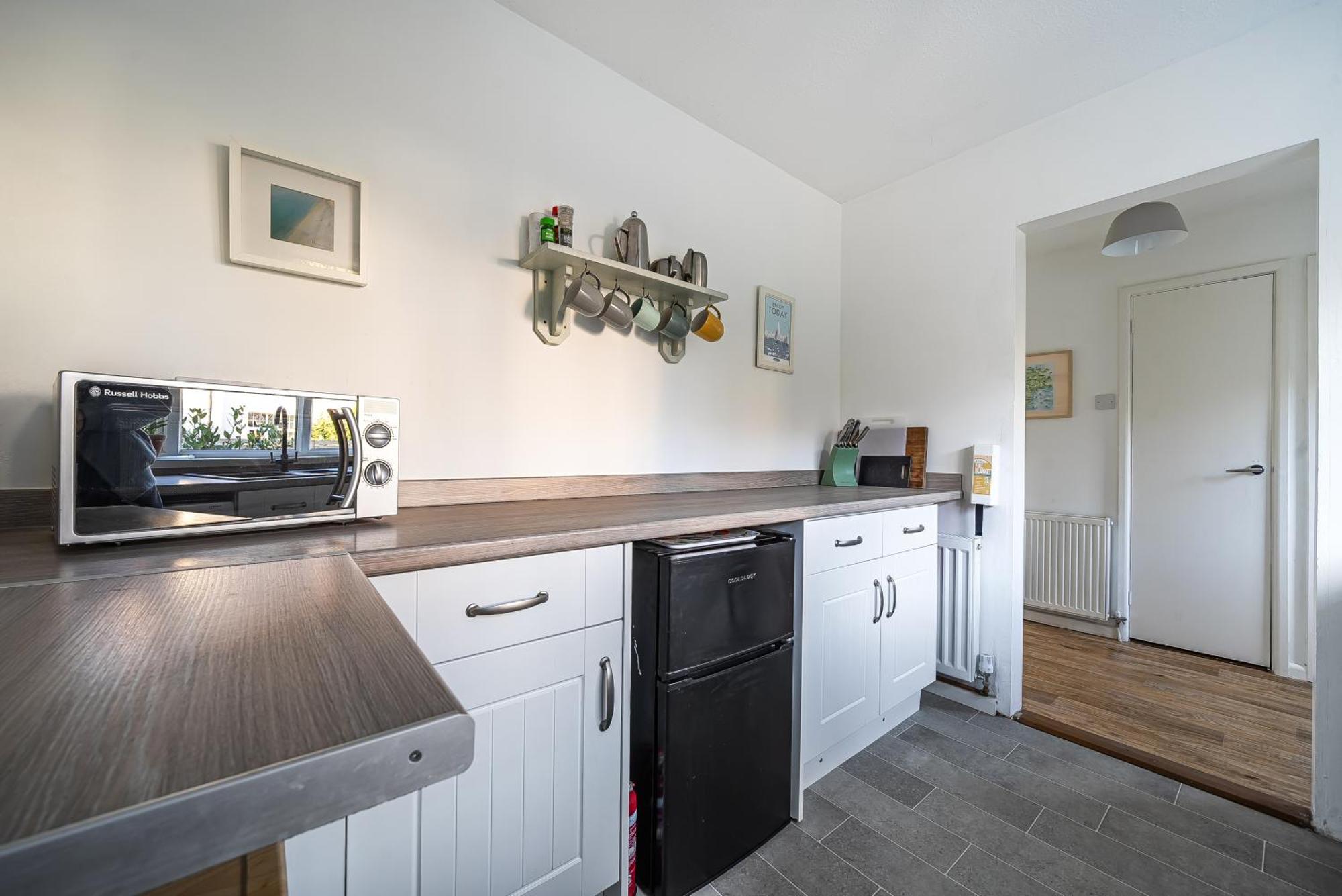 Spacious One Bed In A Quiet Leafy Close. *