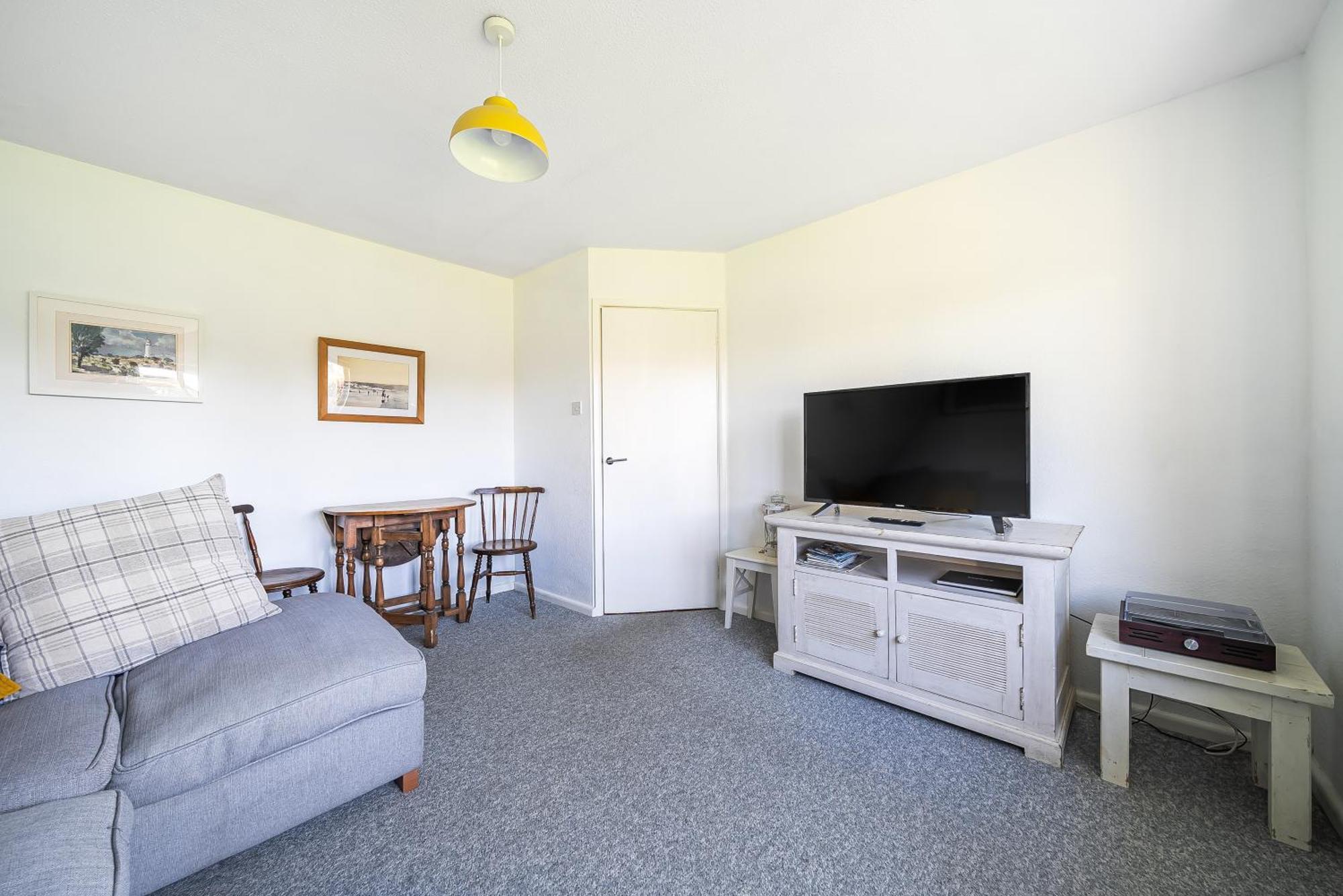 Spacious One Bed In A Quiet Leafy Close. Apartment